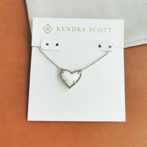 Kendra Scott Ari Heart Silver Ivory Mother-Of-Pearl Necklace Trendy - Picture 1 of 3